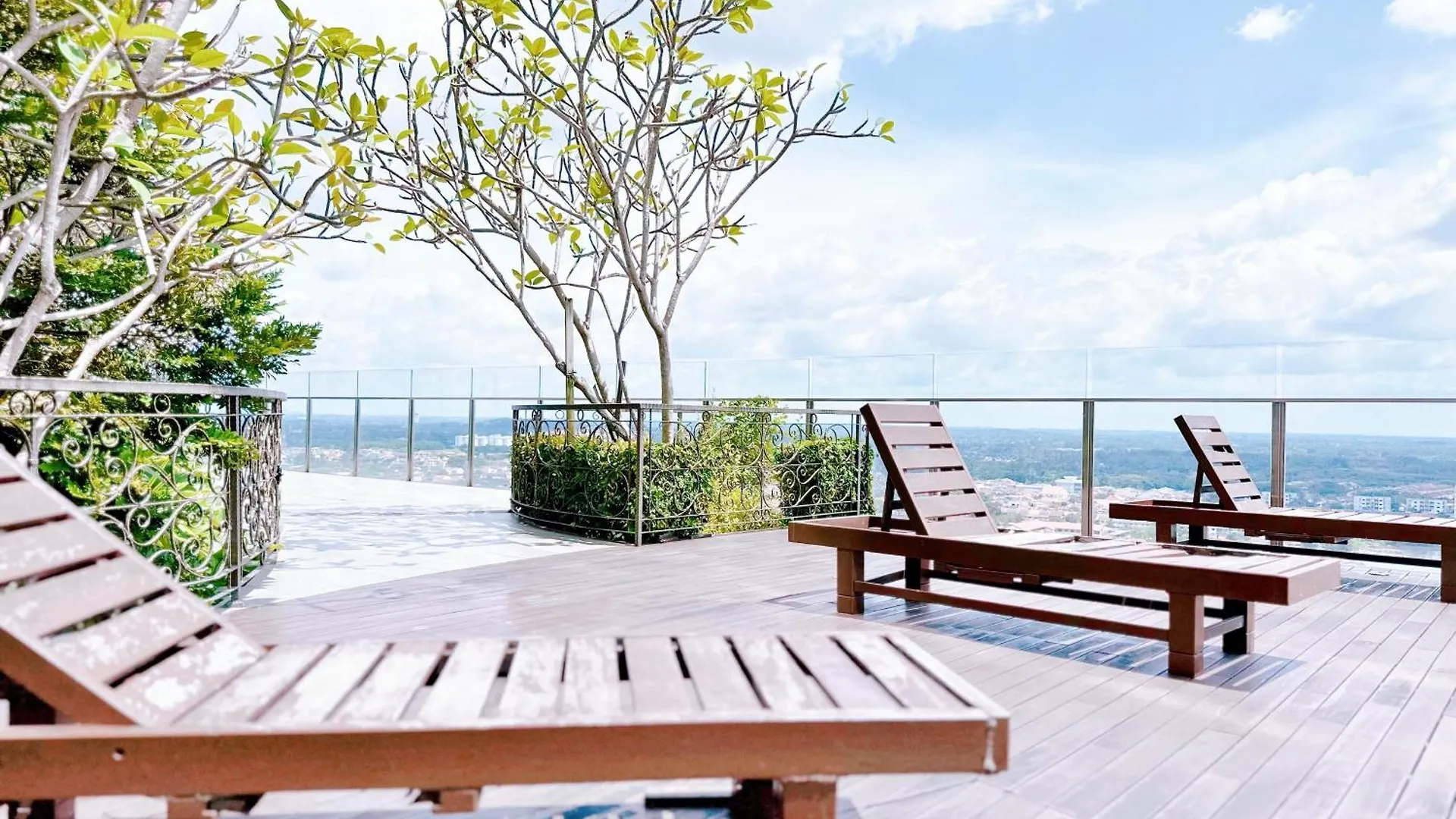 Silverscape Residence: Luxury Seaview Apartments with Infinity Pool Malacca